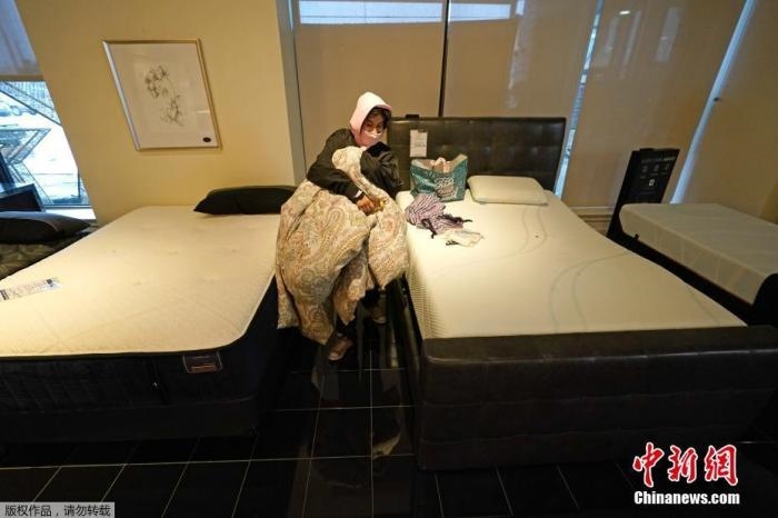 當(dāng)?shù)貢r(shí)間2月17日，美國得州的一家畫廊兼家具店內(nèi)，大批民眾來此避寒取暖，其中不乏一些人帶著被子來過夜。美國近日遭遇極寒天氣侵襲，多地氣溫創(chuàng)近年新低，其中得州災(zāi)情最嚴(yán)重，暴風(fēng)雪導(dǎo)致電網(wǎng)在酷寒中癱瘓，約400萬居民家中長時(shí)間停電。美國國家氣象局表示，得州休斯敦等地的氣溫甚至比靠近北極圈的阿拉斯加還要低。