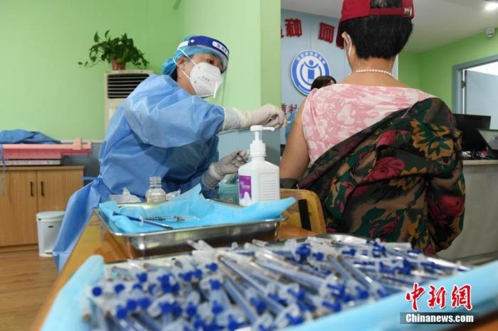 資料圖:市民來到醫(yī)院接種新冠疫苗。 楊華峰 攝