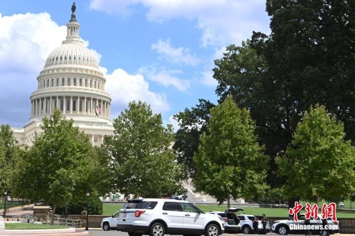 當?shù)貢r間8月19日，一名男子駕駛黑色皮卡至國會圖書館前，并聲稱車上有炸彈。該事件導致美國國會大廈周邊街道封鎖，警方還疏散了周邊國會辦公樓和聯(lián)邦最高法院里的工作人員。圖為警方在美國會大廈西側廣場警戒。 <a target='_blank' href='http://www.chinanews.com/'>中新社</a>記者 陳孟統(tǒng) 攝