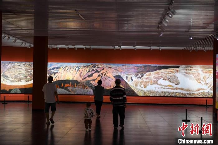 162米巨幅油畫長卷《黃河》吸引市民駐足觀看?！钊A峰 攝