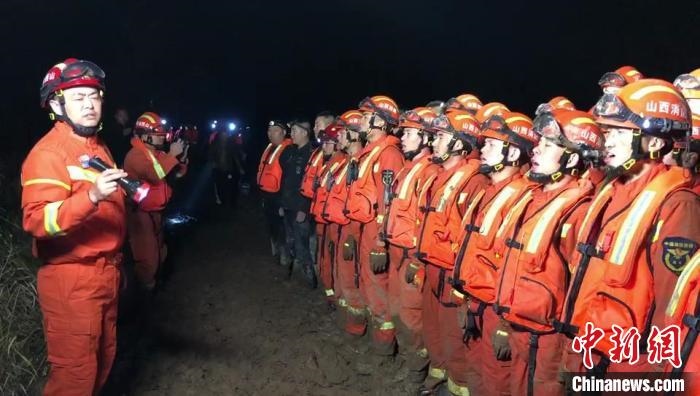 平遙縣消防救援大隊(duì)大隊(duì)長(zhǎng)龔宇作總攻發(fā)起前的動(dòng)員?！￠Z旭輝 攝