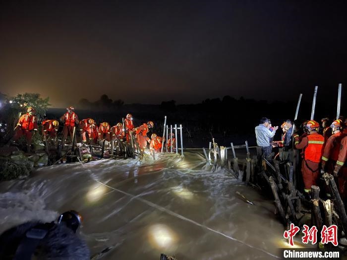 消防員分成左右兩路，同時(shí)發(fā)起決口封堵總攻?！￠Z旭輝 攝