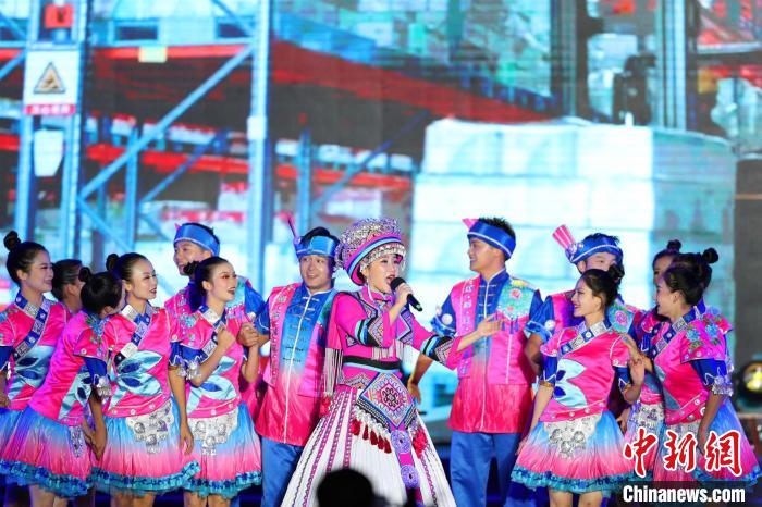 專場(chǎng)晚會(huì)上的民族歌舞表演?！涕L(zhǎng)嬌 攝