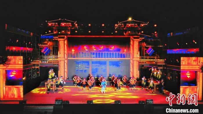 2021昭君文化旅游活動(dòng)專場(chǎng)晚會(huì)現(xiàn)場(chǎng)?！≈苄橇?攝