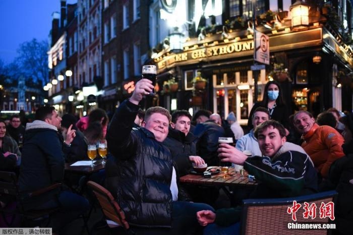 當(dāng)?shù)貢r(shí)間2021年4月12日，英國進(jìn)入放松疫情封鎖措施的第二階段。商鋪、理發(fā)店、健身房等被允許重新開張，酒吧和餐館也可以在室外營業(yè)。據(jù)悉，酒吧解封的第一晚，倫敦大批民眾在市中心喝酒跳舞，場(chǎng)面宛如狂歡節(jié)。