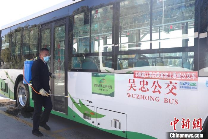 工作人員正在對公交車進行消殺?！∮诰?攝