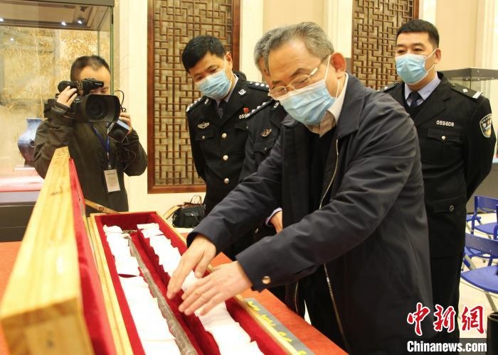 山東博物館館長(zhǎng)鄭同修介紹涉案文物龍首錯(cuò)銀木柲銅杖?！≮w曉 攝