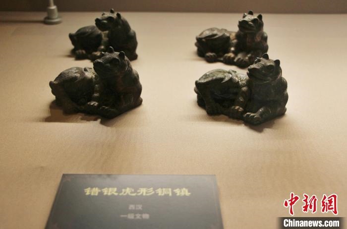 一級(jí)文物錯(cuò)銀虎形銅鎮(zhèn)?！≮w曉 攝