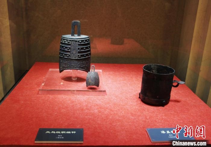 二級(jí)文物西漢鳳鳥(niǎo)紋銅編鐘、漆蓋銅卮。　趙曉 攝