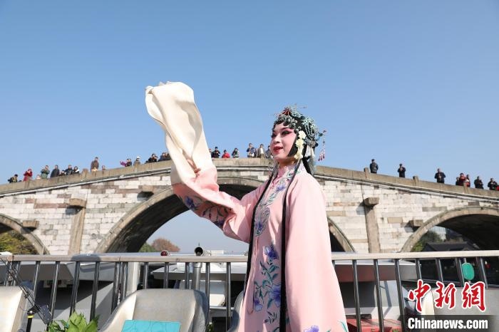 2019京杭對話的大運河京杭雅集活動中，浙江昆劇團國家一級演員楊崑在中國大運河(杭州段)上進行表演?！⌒燔?攝 攝