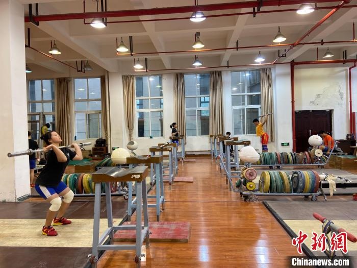 石智勇的師弟師妹們訓(xùn)練場景?！×植?攝