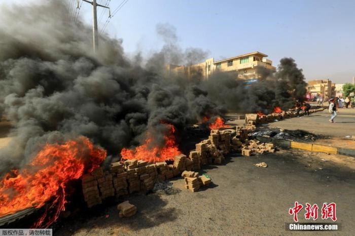 當(dāng)?shù)貢r(shí)間10月25日，蘇丹局勢發(fā)生突變，過渡政府總理被“綁架”，政府部長被軍方抓捕，國家進(jìn)入緊急狀態(tài)，大量民眾走上街頭對軍方行動(dòng)進(jìn)行抗議，已有7人在抗議活動(dòng)中死亡，140人受傷。圖為抗議活動(dòng)中燃燒的輪胎。