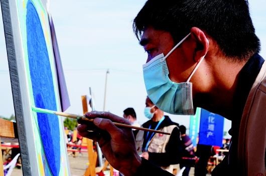 　　參加文物技能競賽彩畫項目的選手。