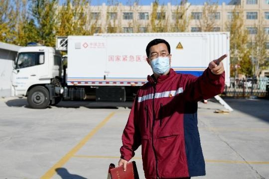 新華全媒+|黨旗高高飄揚(yáng)在額濟(jì)納——萬(wàn)余名黨員挺起額濟(jì)納旗抗疫鋼鐵脊梁