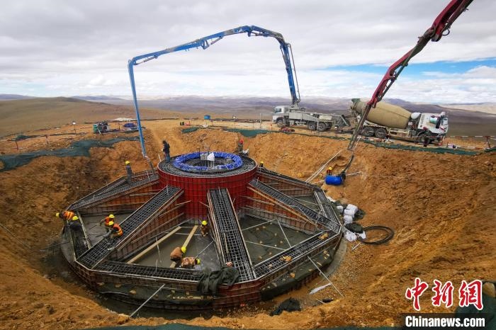 資料圖為該風電場建設(shè)現(xiàn)場?！≈袊娊瘓F成都勘測設(shè)計研究院有限公司 供圖