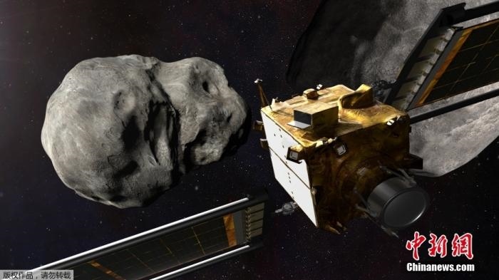 當(dāng)?shù)貢r(shí)間11月4日，法新社公布了兩張來(lái)自美國(guó)宇航局的太空效果圖，畫(huà)面顯示一艘宇宙飛船從小行星后面進(jìn)行撞擊。據(jù)悉，美國(guó)宇航局計(jì)劃讓一艘以每小時(shí)24000公里的速度飛行的宇宙飛船撞上一顆小行星以進(jìn)行“行星防御”測(cè)試，雖然地球尚且沒(méi)有面臨如此緊迫的危險(xiǎn)。