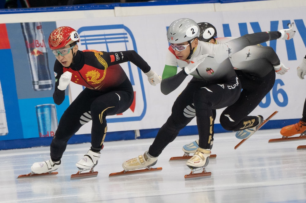 11月20日，中國選手武大靖(左)和匈牙利選手劉少林在比賽中。劉少林奪得冠軍，武大靖獲得第四名。新華社發(fā)(弗爾季·奧蒂洛 攝)