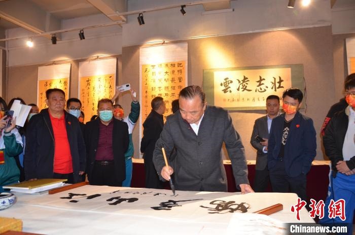 圖為“鐵軍老戰(zhàn)士”、著名書法家、解放軍報原副總編輯連俊義少將現(xiàn)場揮毫。　顏新陽 攝 攝