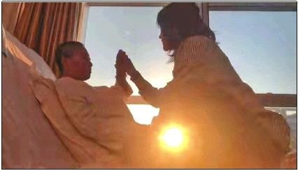 每天早上媽媽醒來(lái)后，母女倆都會(huì)迎著晨曦握手、擊掌。　視頻截圖