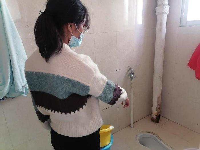  劉小姐在網(wǎng)上找人疏通出租屋里的廁所，被收費(fèi)5380元