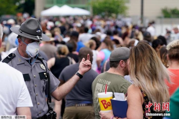 當(dāng)?shù)貢r間6月17日，美國肯塔基州國會大樓外，上千名在疫情期間失業(yè)的美國民眾在此排隊等候進(jìn)入大樓。據(jù)悉肯塔基州在疫情期間開設(shè)了臨時失業(yè)辦公室。