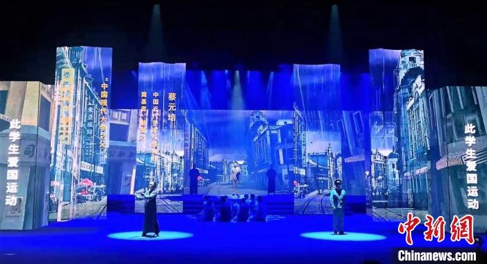 圖為“百年風華”大型音樂史詩劇現(xiàn)場?！⒑ｌ` 攝