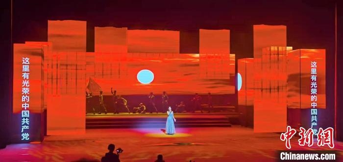 圖為“百年風華”大型音樂史詩劇現(xiàn)場?！⒑ｌ` 攝