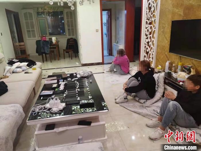 資料圖為果洛藏族自治州公安民警抓獲的犯罪嫌疑人?！‖斍呖h公安局供圖