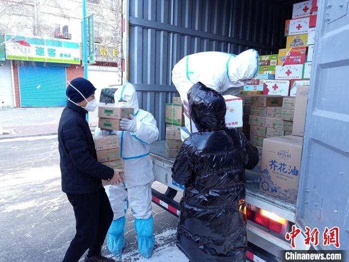 圖為滿(mǎn)洲里物資保障巡回補(bǔ)給車(chē)隊(duì)配貨現(xiàn)場(chǎng)。　秦甜偉 攝