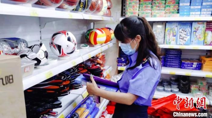 圖為秦皇島市海港區(qū)市場監(jiān)督管理局工作人員正在檢查涉冬奧標志商品?！∏鼗蕧u市海港區(qū)市場監(jiān)督管理局供圖