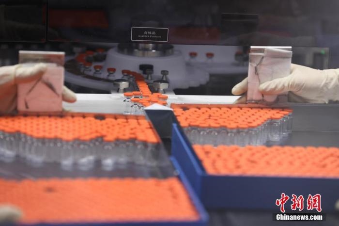 資料圖：北京科興中維生物技術(shù)有限公司生產(chǎn)線上的疫苗。 <a target='_blank' href='/'>中新社</a>記者 蔣啟明 攝 　