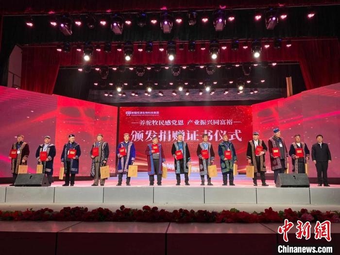 阿勒泰地區(qū)牧民靠企業(yè)的幫扶走上了致富道路?！」o琨 攝