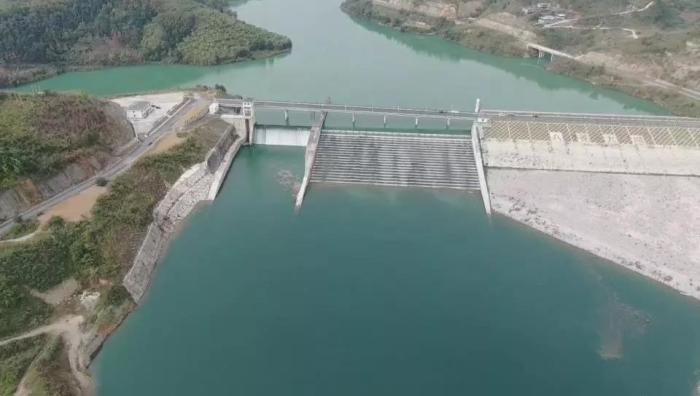 　　圖1 2021年12月7日，督察組使用無(wú)人機(jī)拍攝，保護(hù)區(qū)實(shí)驗(yàn)區(qū)內(nèi)的八吝大壩已建成，且未設(shè)置過(guò)魚(yú)設(shè)施