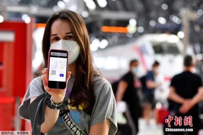 當(dāng)?shù)貢r間2021年9月1日，意大利米蘭，乘客在火車站出示的健康證明。