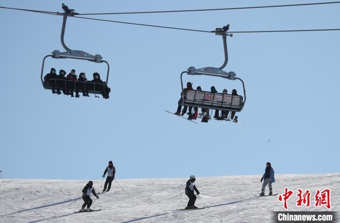 圖為滑雪場現(xiàn)場?！≡S婷 攝