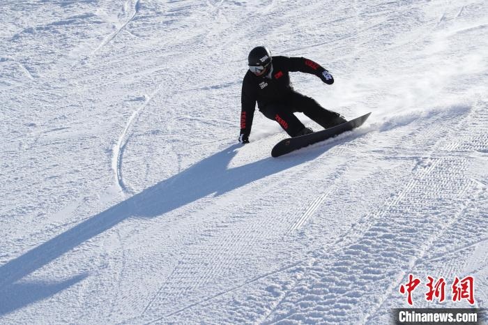 圖為滑雪場現(xiàn)場。　許婷 攝