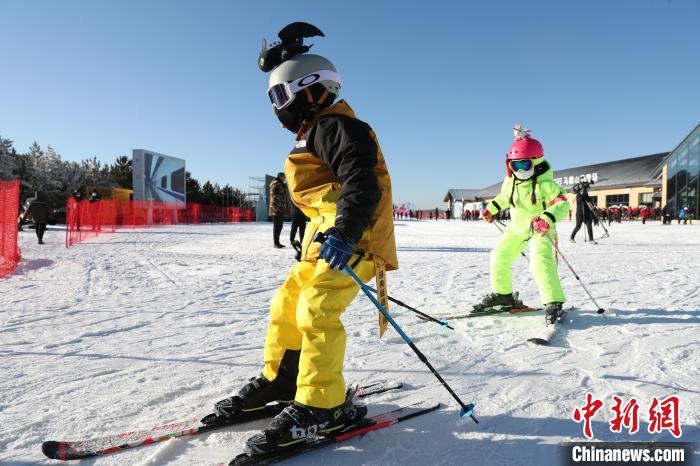 圖為滑雪場現(xiàn)場?！≡S婷 攝
