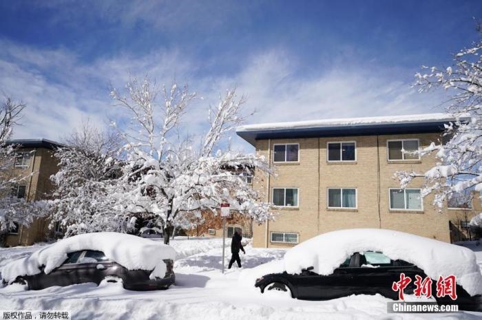 資料圖：當(dāng)?shù)貢r(shí)間2021年3月15日，美國科羅拉多州丹佛，當(dāng)?shù)赜瓉韽?qiáng)暴風(fēng)雪天氣，城市被積雪覆蓋。