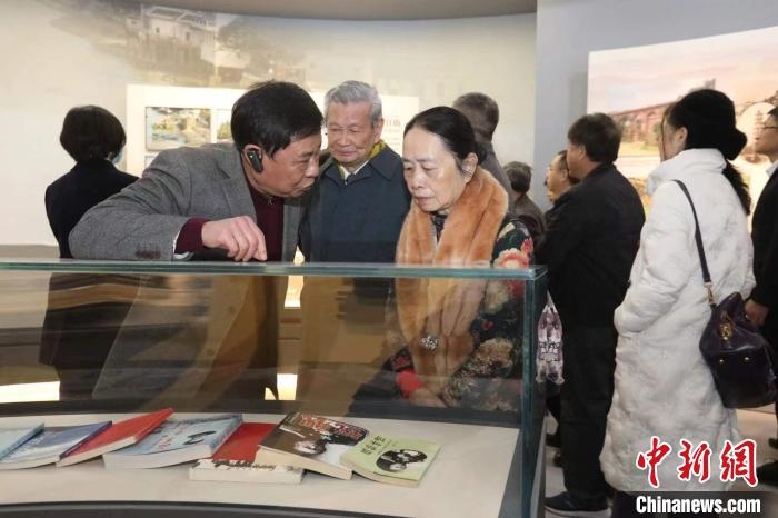 船政后裔在參觀新館?！￡悤造o 攝