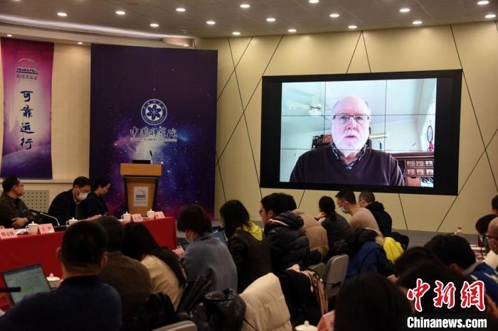 美國伊利諾伊大學(xué)教授理查德？克魯切爾通過視頻點評FAST測量星際磁場最新研究成果?！?lt;a target='_blank' href='/'>中新社</a>記者 孫自法 攝