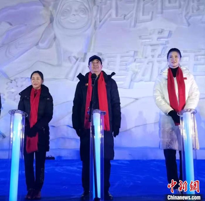 前女排國家隊隊長奧運冠軍惠若琪(右一)，中國女子田徑競走奧運冠軍王麗萍(左一)助陣當(dāng)晚活動?！≮w桂華 攝