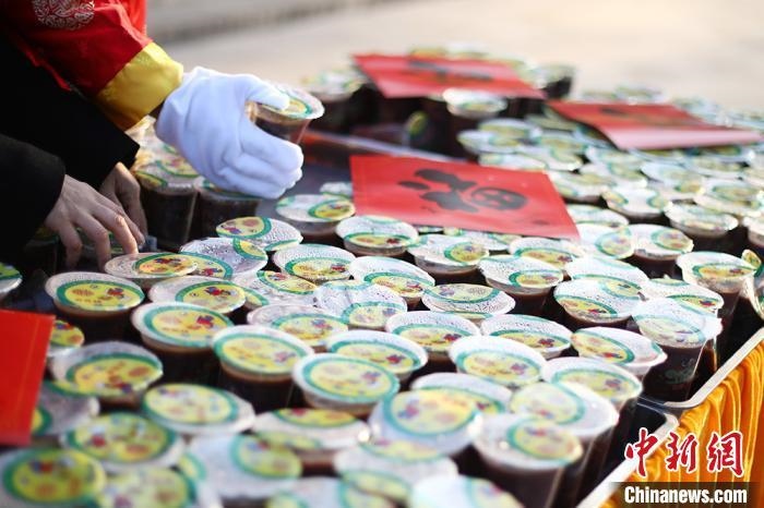 資料圖：工作人員將定制的臘八粥擺放整齊?！°蟛?攝