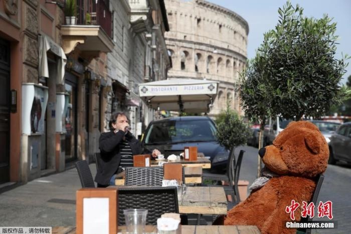 資料圖：意大利羅馬斗獸場附近的酒吧，顧客在露臺上喝酒。