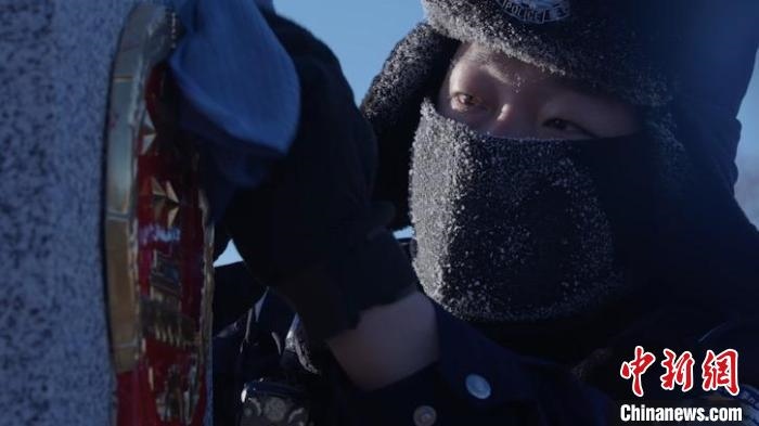 圖為恩和哈達邊境派出所的9名民警踏雪巡邊?！⒕S明 攝