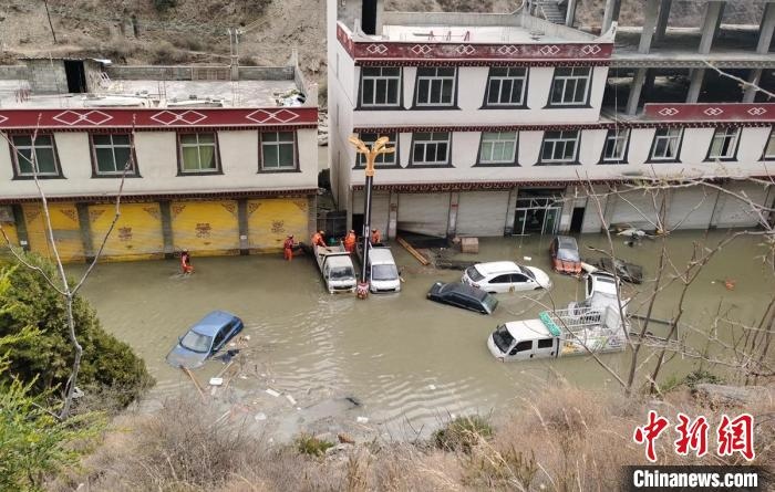 救援人員正在丹巴一處民房被淹處搜尋和轉(zhuǎn)移人員?！≈苡?攝