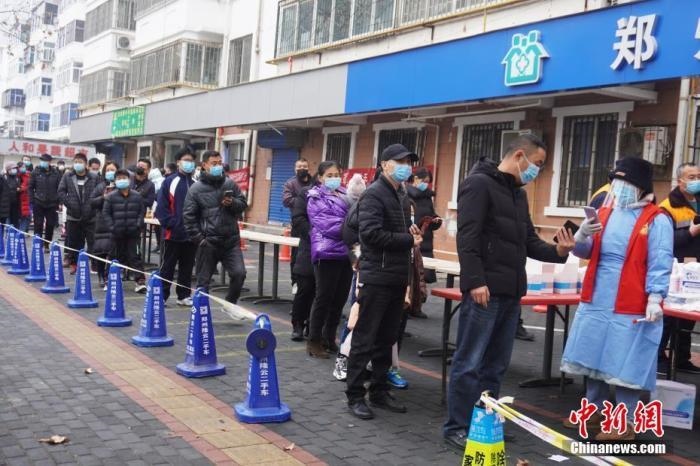 資料圖：1月7日，河南鄭州，市民有序排隊進(jìn)行核酸檢測。<a target='_blank' href='/'>中新社</a>記者 劉鵬 攝