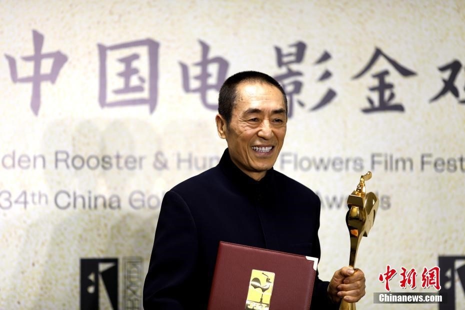 (資料圖：張藝謀以執(zhí)導(dǎo)《懸崖之上》榮膺最佳導(dǎo)演獎。 <a target='_blank' href='/'>中新社</a>記者 呂明 攝)