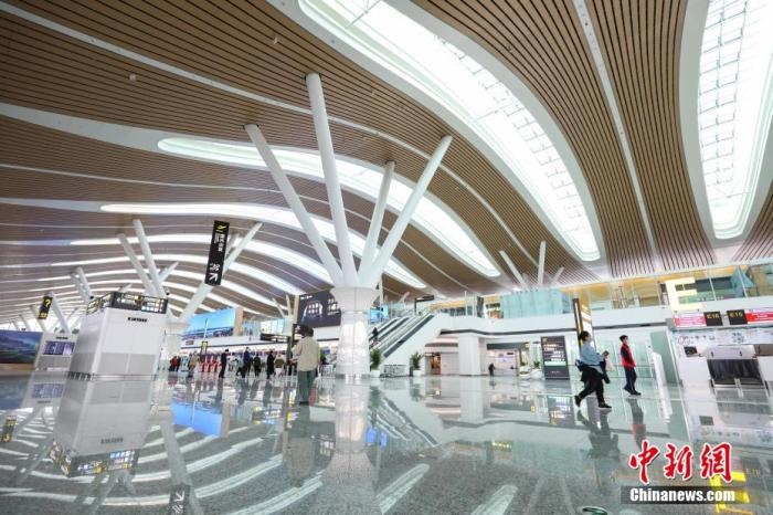資料圖：貴陽龍洞堡國際機(jī)場T3航站樓出發(fā)大廳。 瞿宏倫 攝