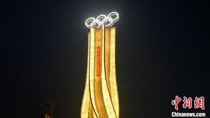 1月25日，由中建二局三公司承建的“海陀塔”順利竣工，奧運(yùn)五環(huán)閃耀延慶冬奧賽區(qū)?！≈薪ǘ秩竟﹫D
