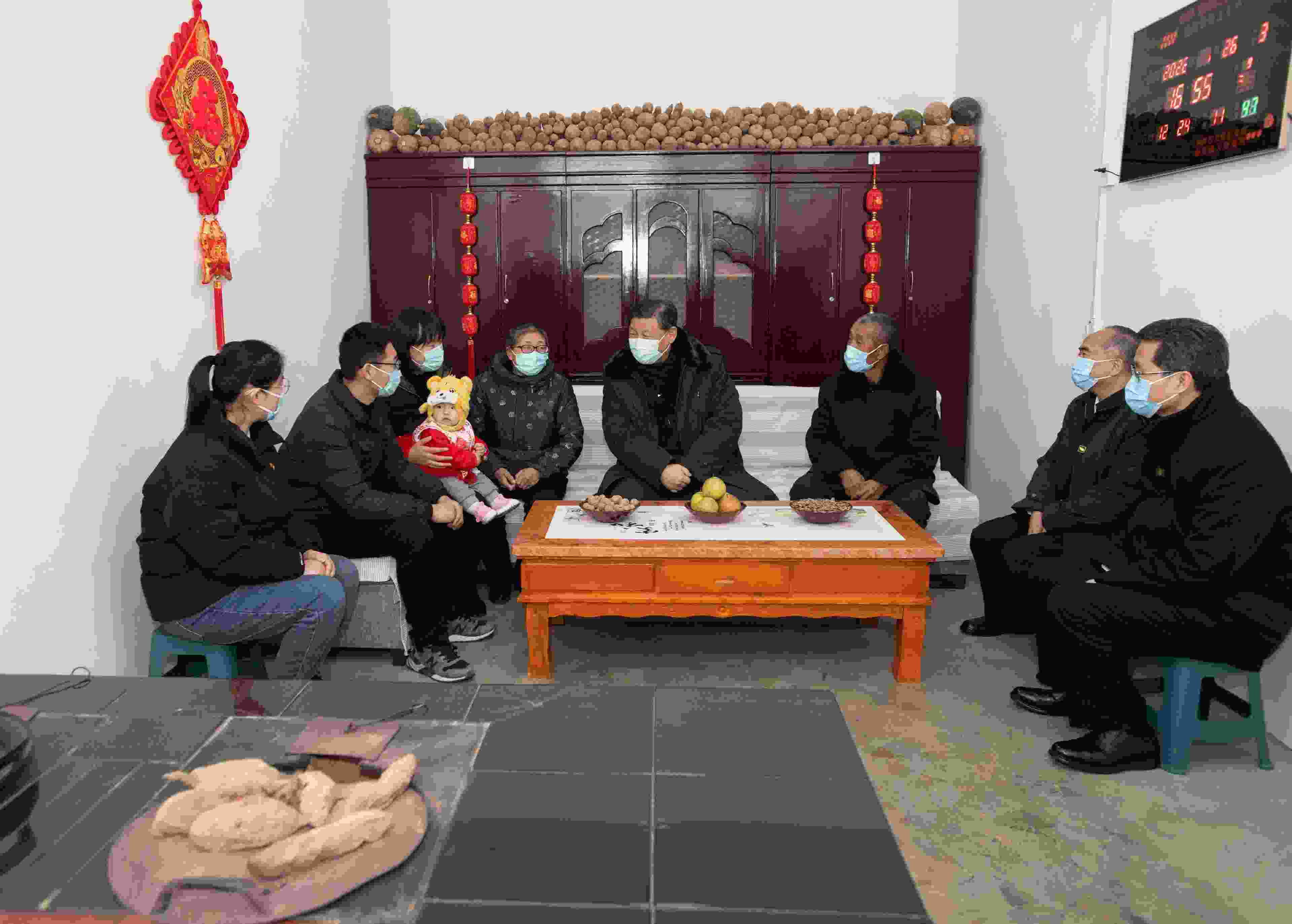 △2022年1月26日，中共中央總書記、國家主席、中央軍委主席習近平在臨汾市汾西縣僧念鎮(zhèn)段村同村民蔡文明一家親切交流。